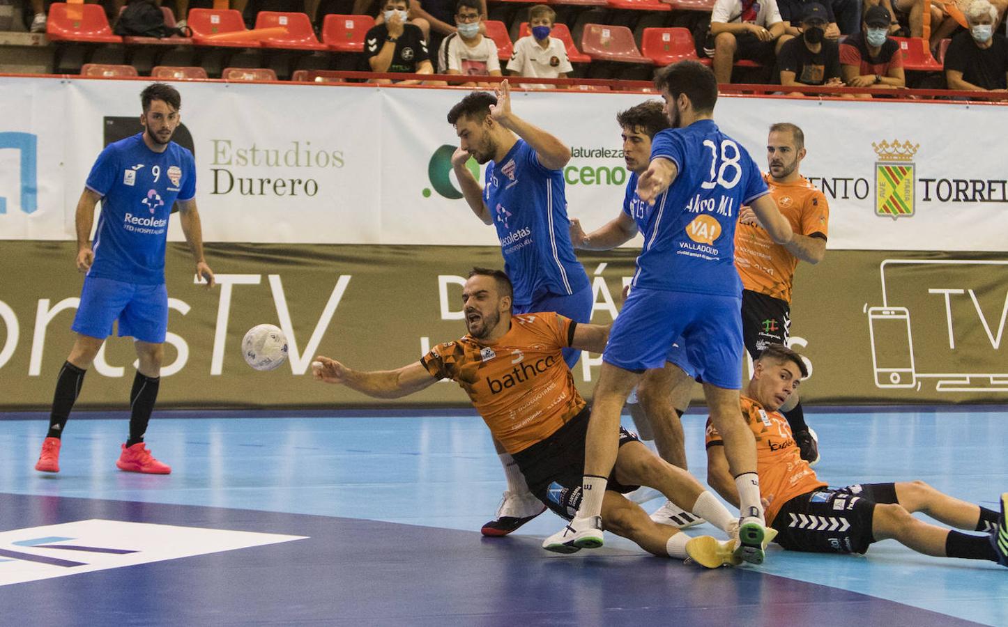 Fotos: Debut del Bathco Torrelavega en la Liga Asobal
