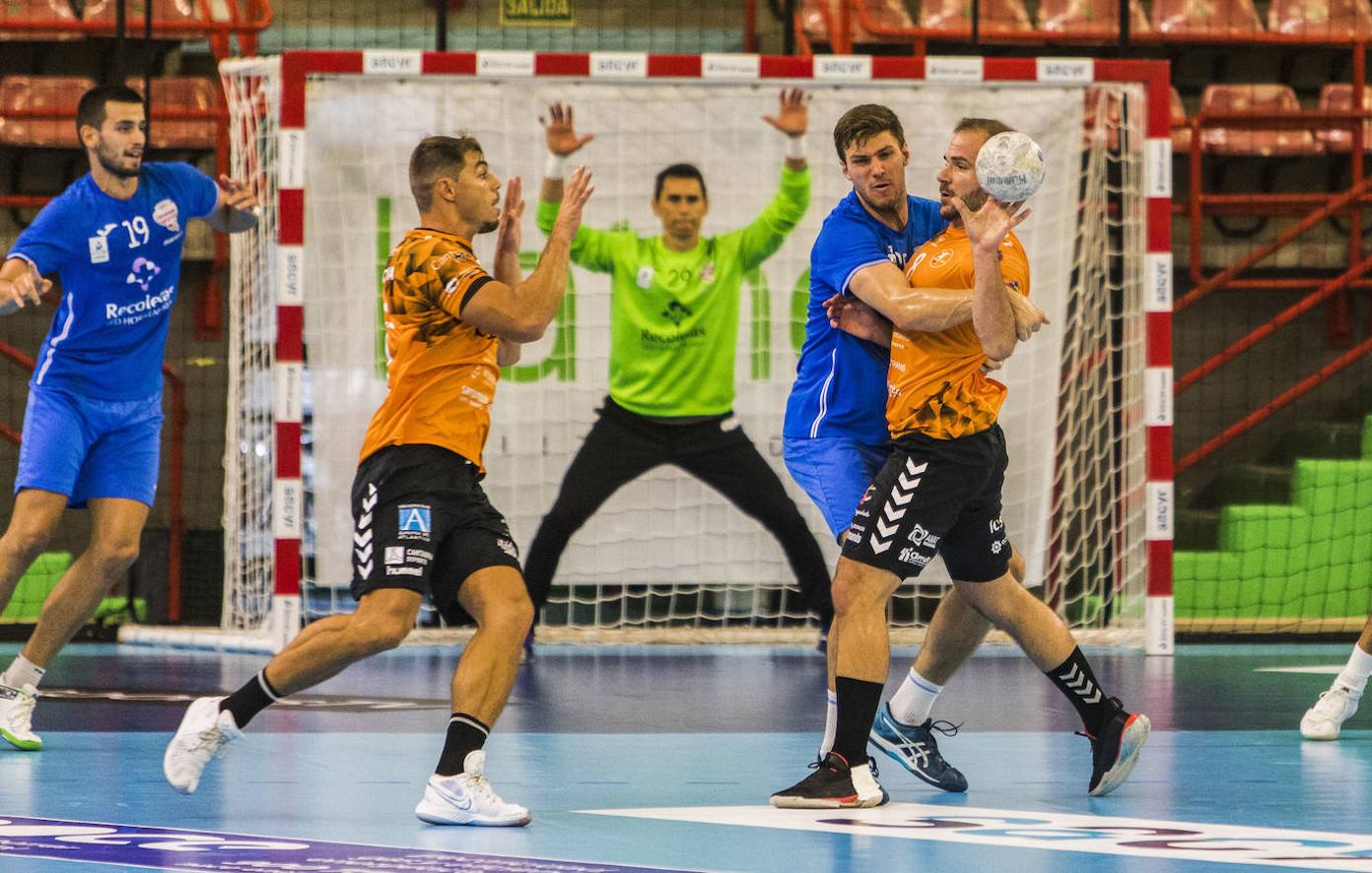 Fotos: Debut del Bathco Torrelavega en la Liga Asobal