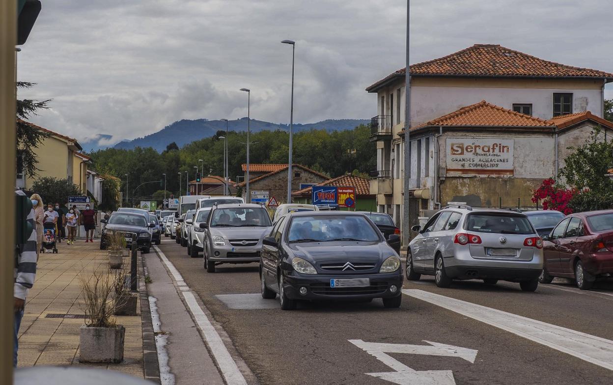 Además de una circulación de vehículos intensa, la Avenida de Solvay registra una elevada actividad comercial y escolar. 