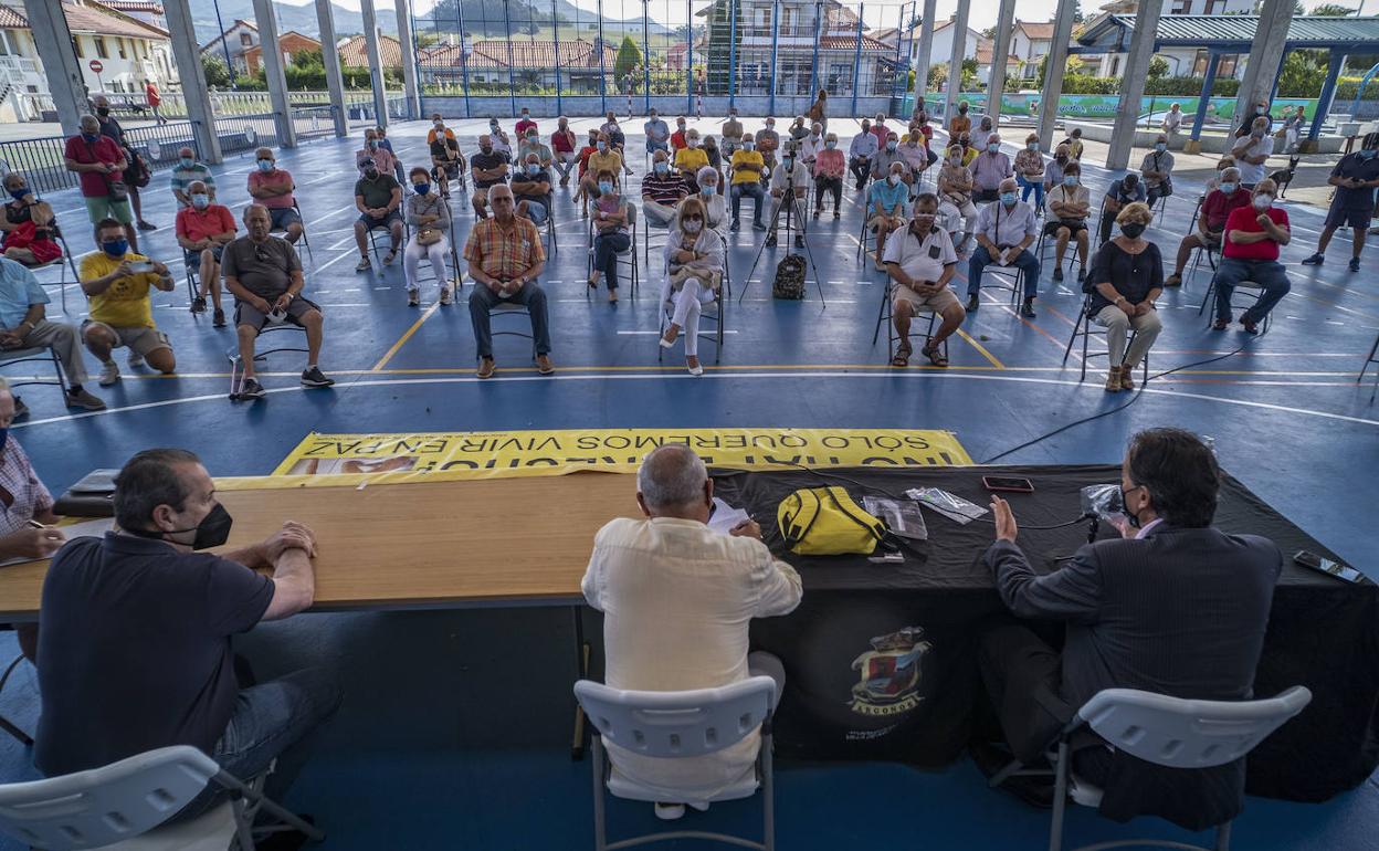 Imagen de la reunión celebrada ayer en la pista polideportiva de Argoños.