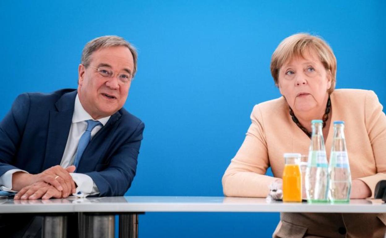 El candidato conservador Armin Laschet , junto a la canciller Angela Merkel. 