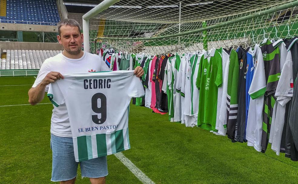 Vicente Martín, con una importante parte de su colección, en la portería norte de los Campos de Sport