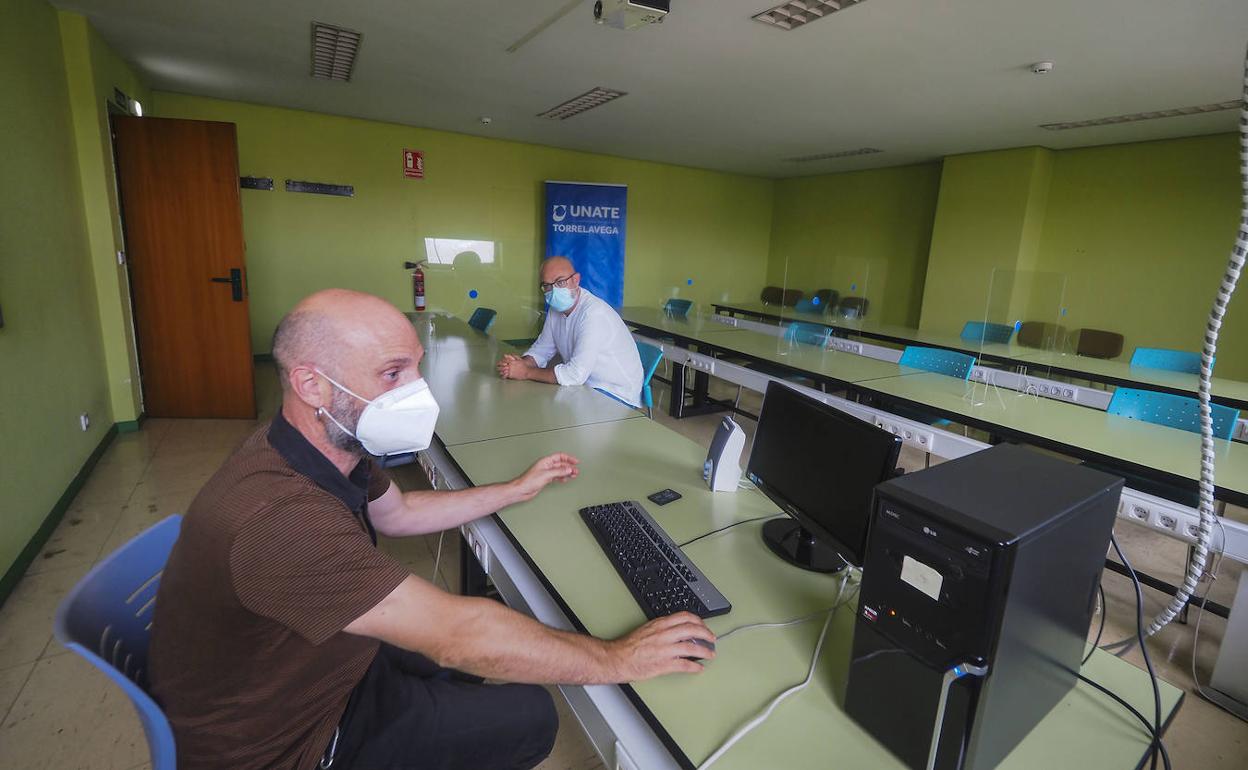 El director de la sede de Unate, Daniel Gutiérrez, y el coordinador general, Francisco Gómez Nadal, en una de las aulas.