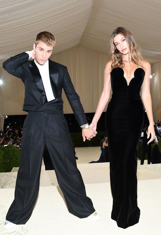 Una de las parejas más ‘top’ del momento (que ayer celebraban sus tres años de matrimonio) apareció ayer en la ‘Met Gala’ ambos con un ‘total look’ negro. La verdad es que me esperaba más de ellos, pero como pareja les adoro. 