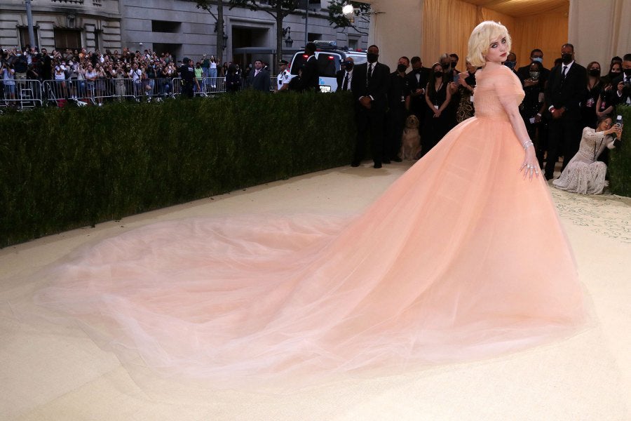 La cantante ha deslumbrado con un look firmado por Oscar de la Renta, un diseño con top encorsetado, falda con mucho volumen y capas y capas de tul en color salmón suave. 