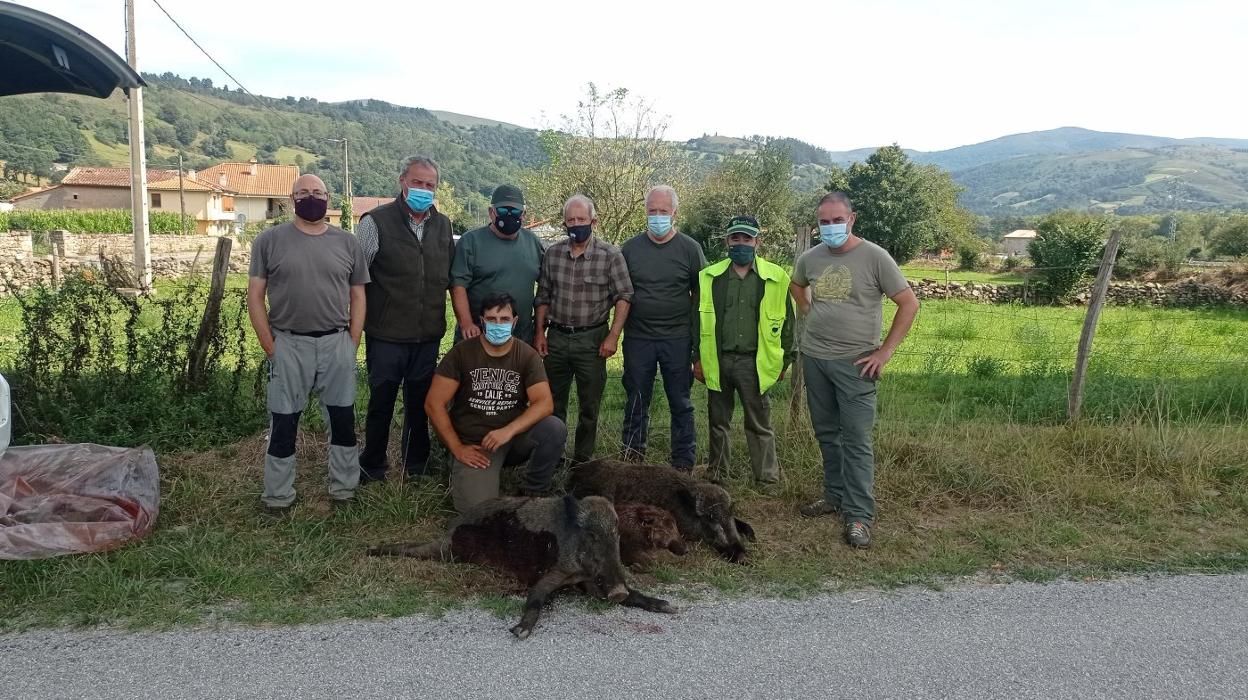 Integrantes de la cuadrilla 23, de Los Corrales, dirigida por Segundo Polanco, con los tres jabalíes abatidos en Montequemado. dm