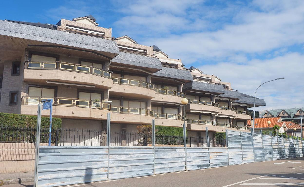 El perímetro del Edificio Tenis de Laredo está vallado desde mayo a la espera del inicio de las obras de demolición.
