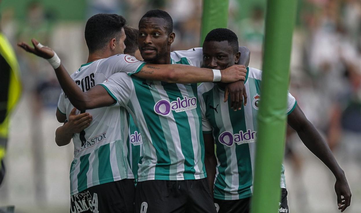 Cedric, máximo goleador del Racing, celebra uno de sus tantos abrazado por Bustos y Soko. 