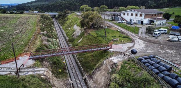 El barrio de Sel del Rey, en Serdio, estuvo ayer más tranquilo que de costumbre, pues, en ausencia del viejo puente, los conductores tienen que cambiar su ruta. 