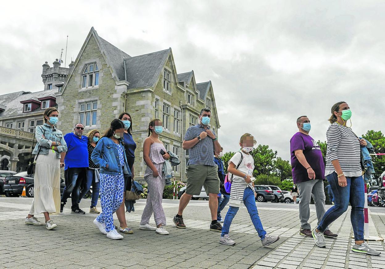 Un grupo de turistas pasea por La Magdalena.
