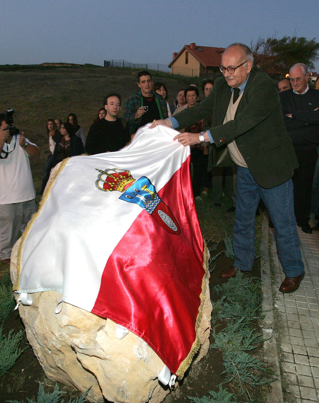 El director de cine cántabro descubre su placa honorífica en Comillas, donde rodó parte de su filmografía desde los años 60. 