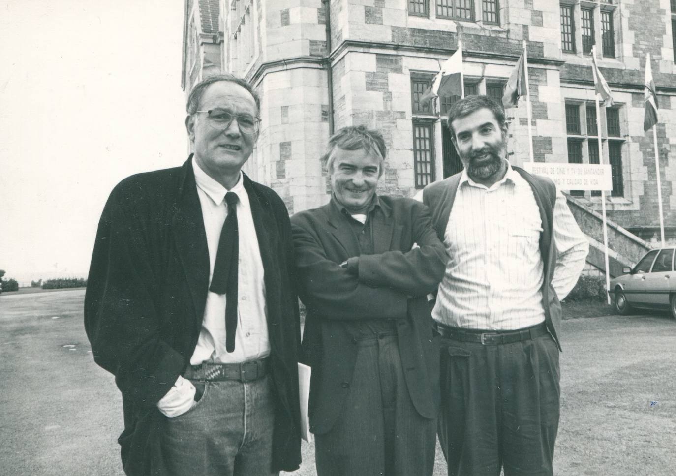 Mario Camus, Jesús Garay y Paulino Viota posaban para las cámaras de El Diario Montañés en la Universidad Internacional Menéndez Pelayo (UIMP) en el año 1990.