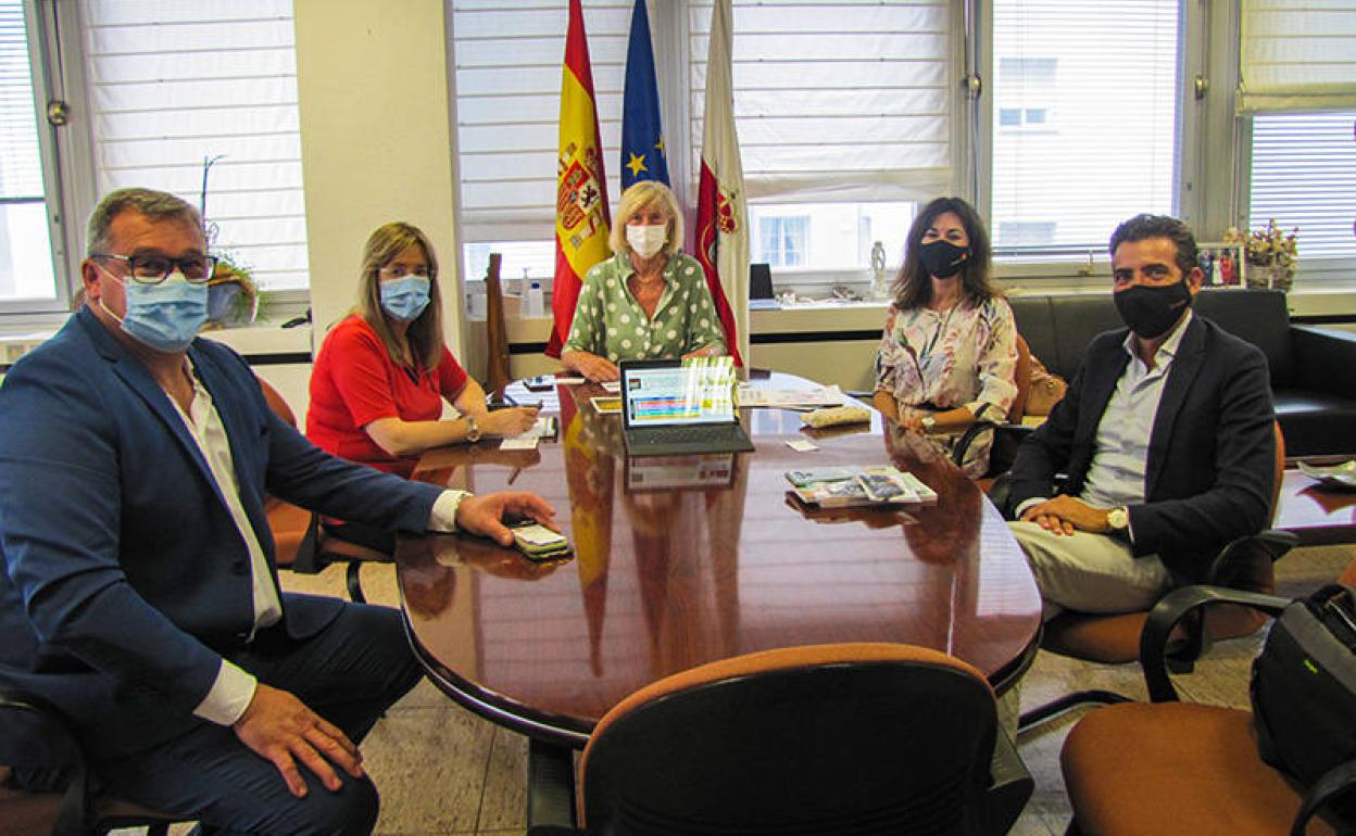 Reunión de la consejera con los directores de FP e Innovación y los representantes de Orange.