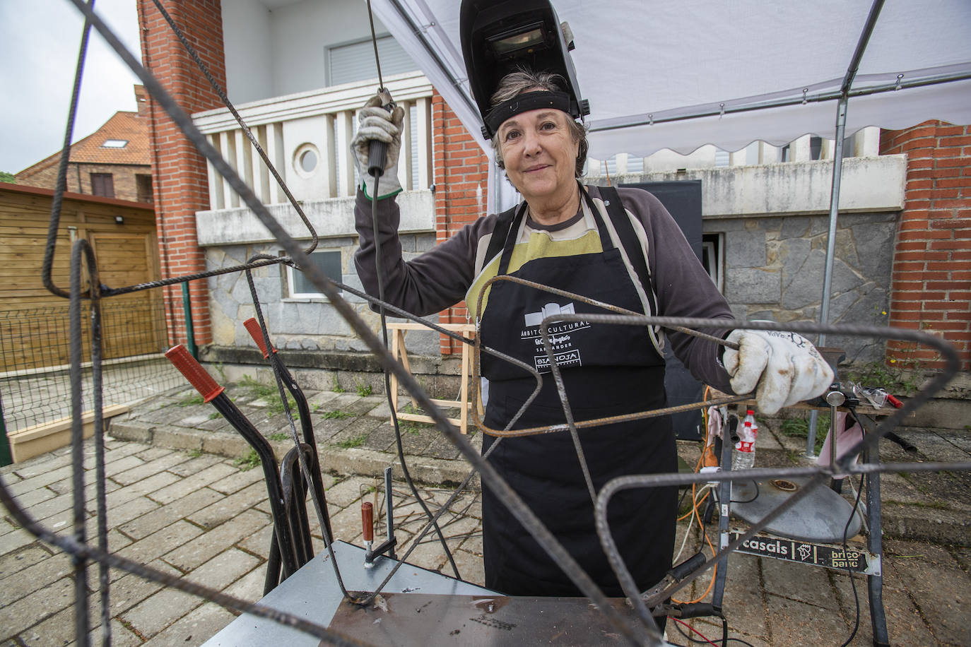 Raquel Fernández realiza esculturas basadas en triángulos. 