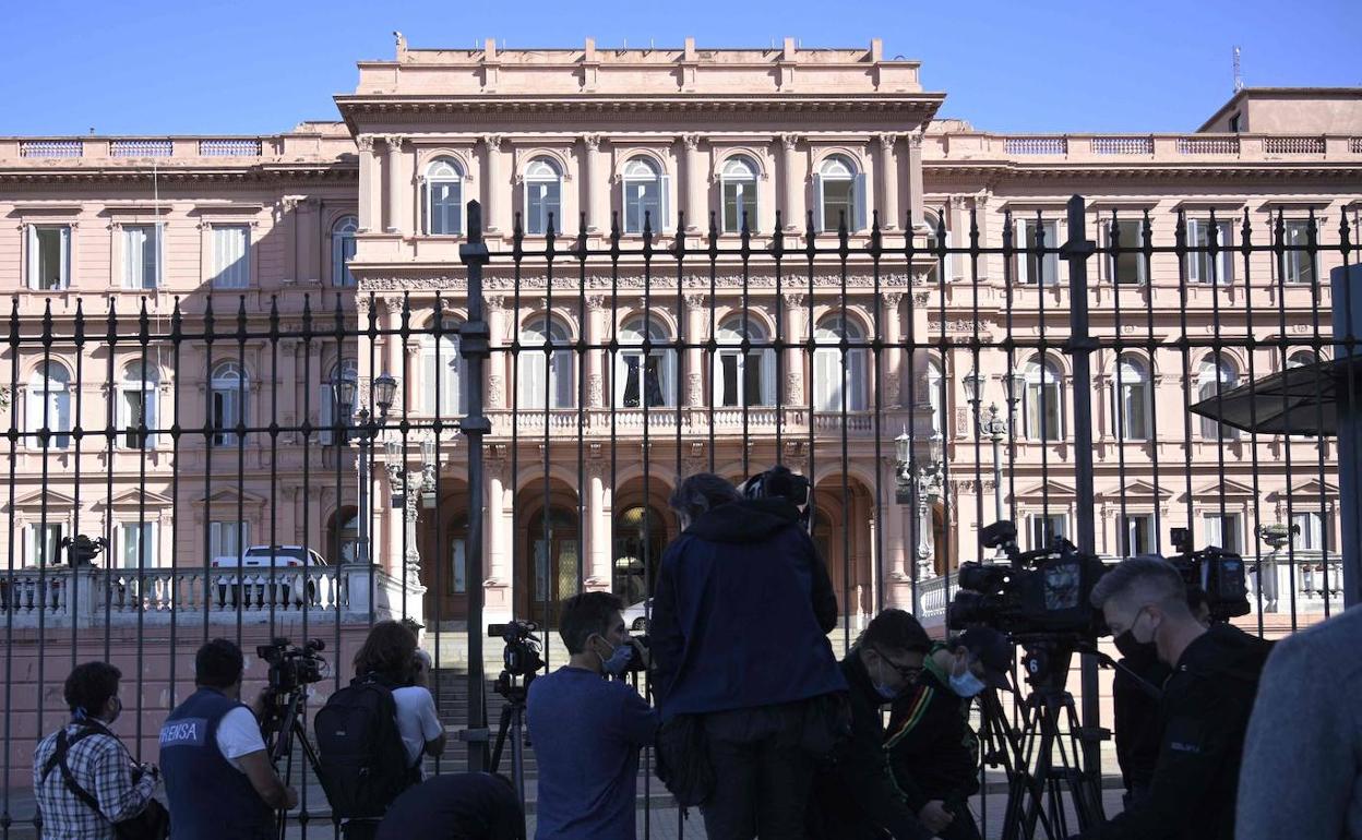 Los medios de comunicación, congregados ante la Casa Rosada, sede de la Presidencia del Gobierno de Argentina.