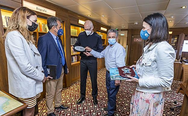 Imagen. Los representantess políticos agasajaron al capitán del Amera, Elmar Muhlebach.