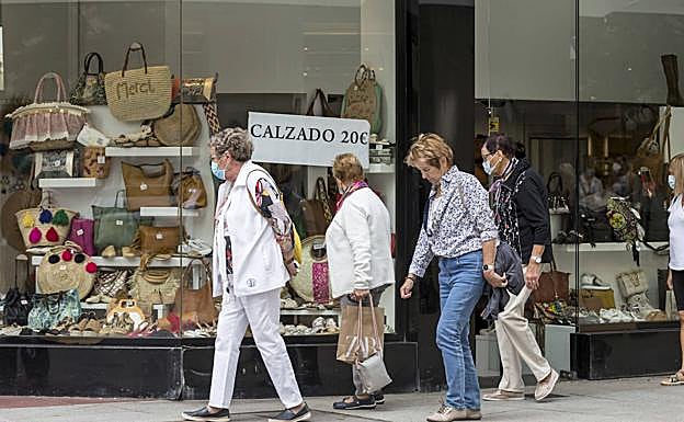 Imagen. Algunos cruceristas aprovecharon para hacer compras en el centro.
