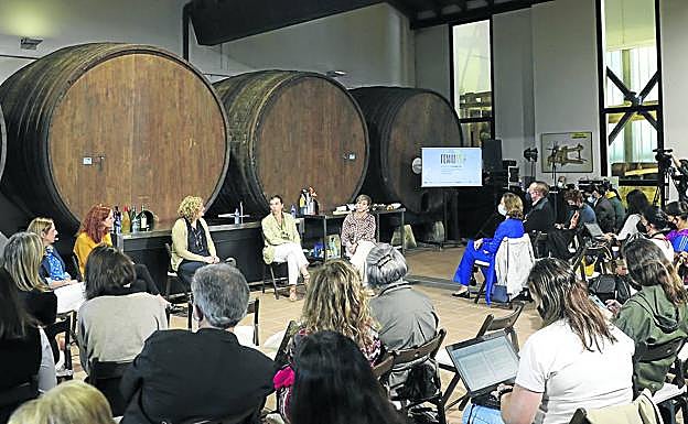 La creciente presencia de la mujer en el sector del vino fue el eje de una mesa redonda en la que participaron las bodegueras Xandra Falcó (Marqués de Griñón) y Beatriz Pérez García (Bodegas ViDa), y las sumilleres Silvia García (Mandarin Oriental Ritz Madrid) y María Jenny Riesgo (Coalla). La charla evidenció que la conciliación familiar y el acceso a puestos de responsabilidad del sector son escollos con los que se enfrenta la mujer en el sector del vino; pero también puso de manifiesto la revolución en femenino del mundo del vino: el 43%del vino lo consumen mujeres, una de cuatro enólogos es mujer, el 30% de los titulares de explotaciones agrarias son mujeres y el 70% de las compras de vino las deciden las mujeres.