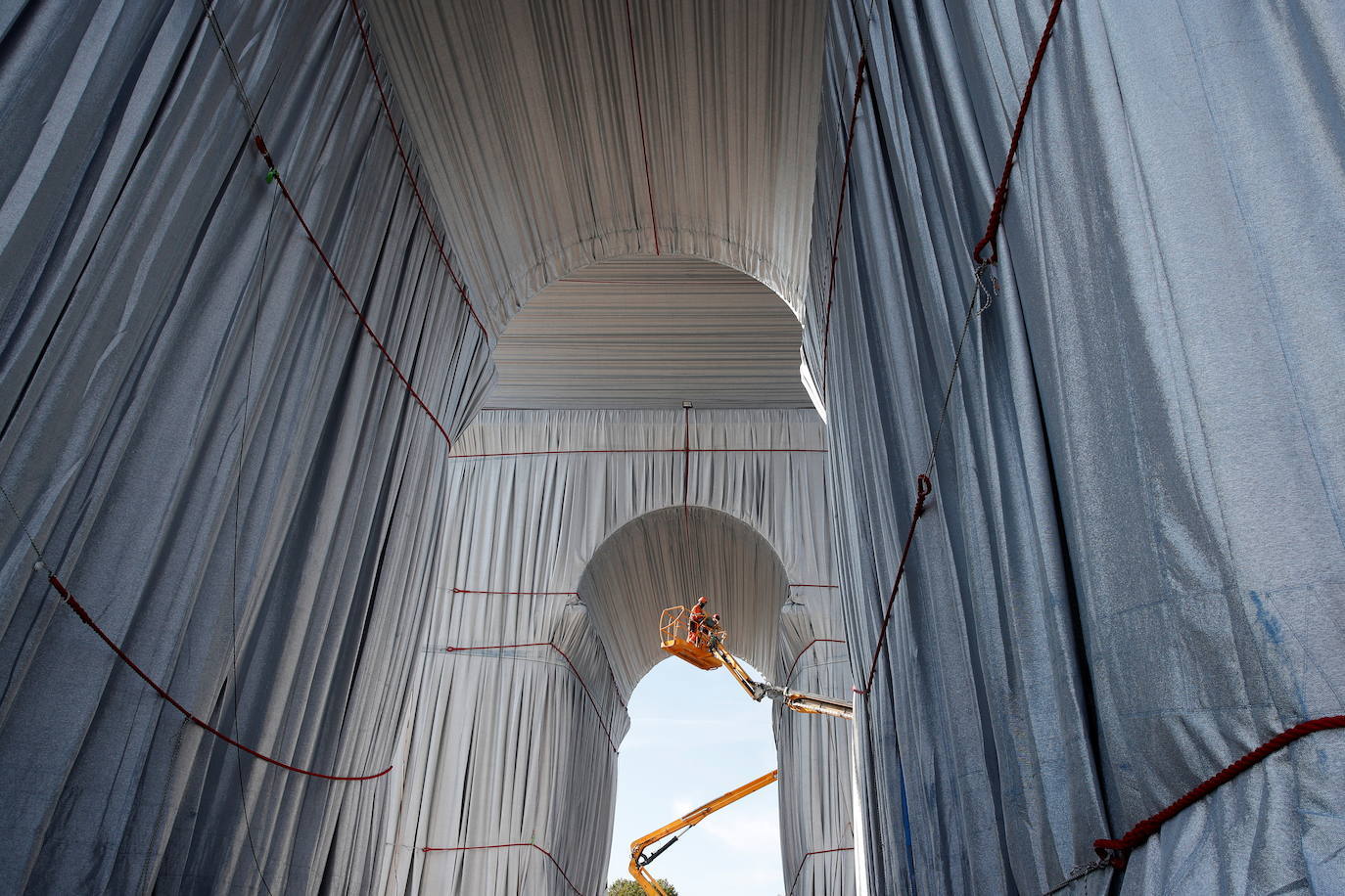 El Arco de Triunfo parisino, empaquetado por el artista estadounidense de origen búlgaro Christo, es «un regalo para los parisinos y para los franceses», ha declarado este jueves la ministra de Cultura, Roselyne Bachelot, en la presentación de la obra.