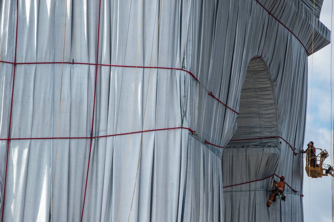 El Arco de Triunfo parisino, empaquetado por el artista estadounidense de origen búlgaro Christo, es «un regalo para los parisinos y para los franceses», ha declarado este jueves la ministra de Cultura, Roselyne Bachelot, en la presentación de la obra.