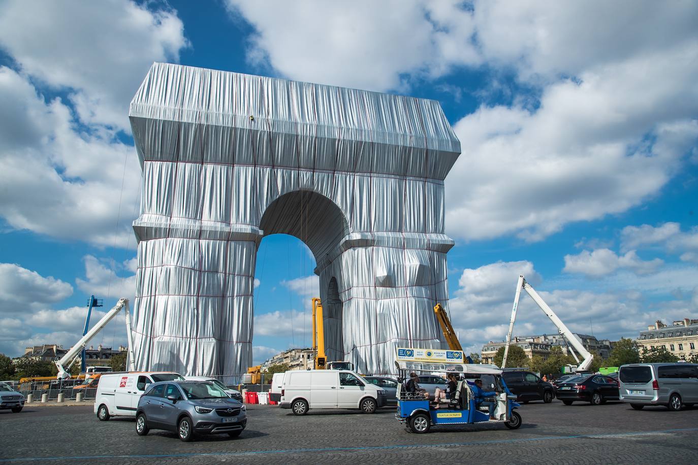 El Arco de Triunfo parisino, empaquetado por el artista estadounidense de origen búlgaro Christo, es «un regalo para los parisinos y para los franceses», ha declarado este jueves la ministra de Cultura, Roselyne Bachelot, en la presentación de la obra.