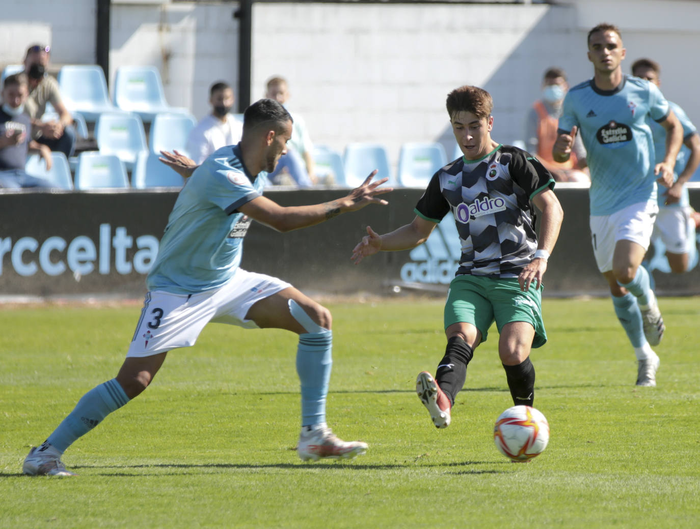 Fotos: El Racing cae ante el Celta B