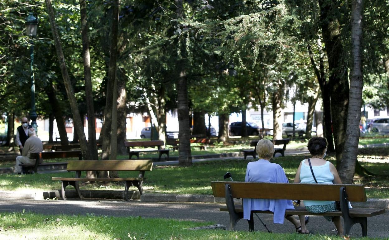 Varios ciudadanos disfrutan del Parque Manuel Barquín, el mayor de la ciudad. 