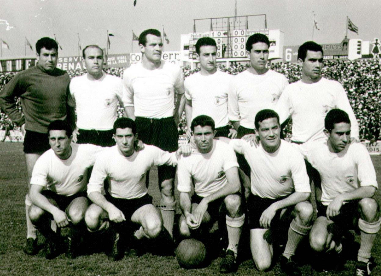 Equipo que se enfrentó al Celta consiguiendo el ascenso. De izquierda a derecha, Cardoso, Pallás, Santamaría, Fardo, Duró y Crispi. Agachados, Monchito, Florit, Sampedro, Coque y Yosu.