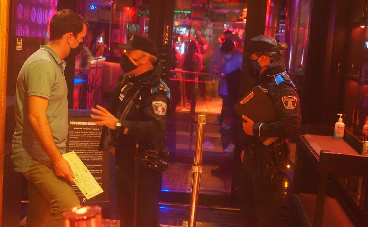 Imagen del pasado mes de julio cuando la Policia Local pedía la licencia a los locales de la calle Santa Lucia, en Santander.