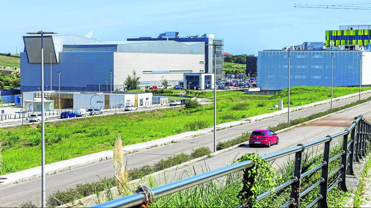 tParcelas donde se levantará el futuro equipamiento, junto al Instituto de Biomedicina y Biotecnología de Cantabria (Ibbtec). 