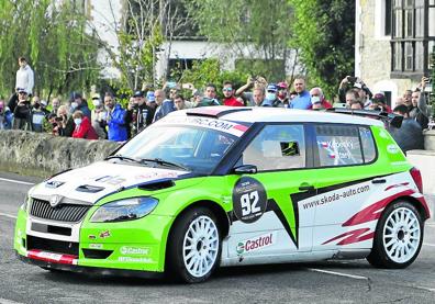 Imagen secundaria 1 - Arriba, Bernardo Cardín, junto a sus dos hijas en el alto de Peña Cabarga. Abajo a la izquierda, el cántabro Jaime San Emeterio con su Skoda Fabia. 