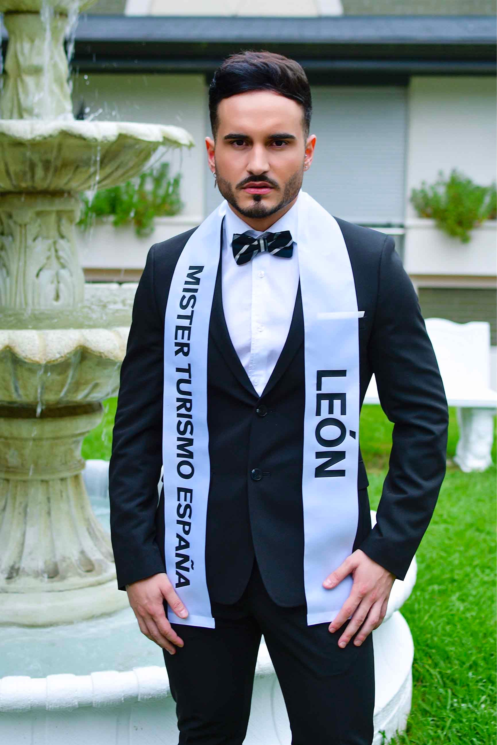 Posado oficial de Jon Baraiazarra, 'Míster Turismo León', segundo finalista.