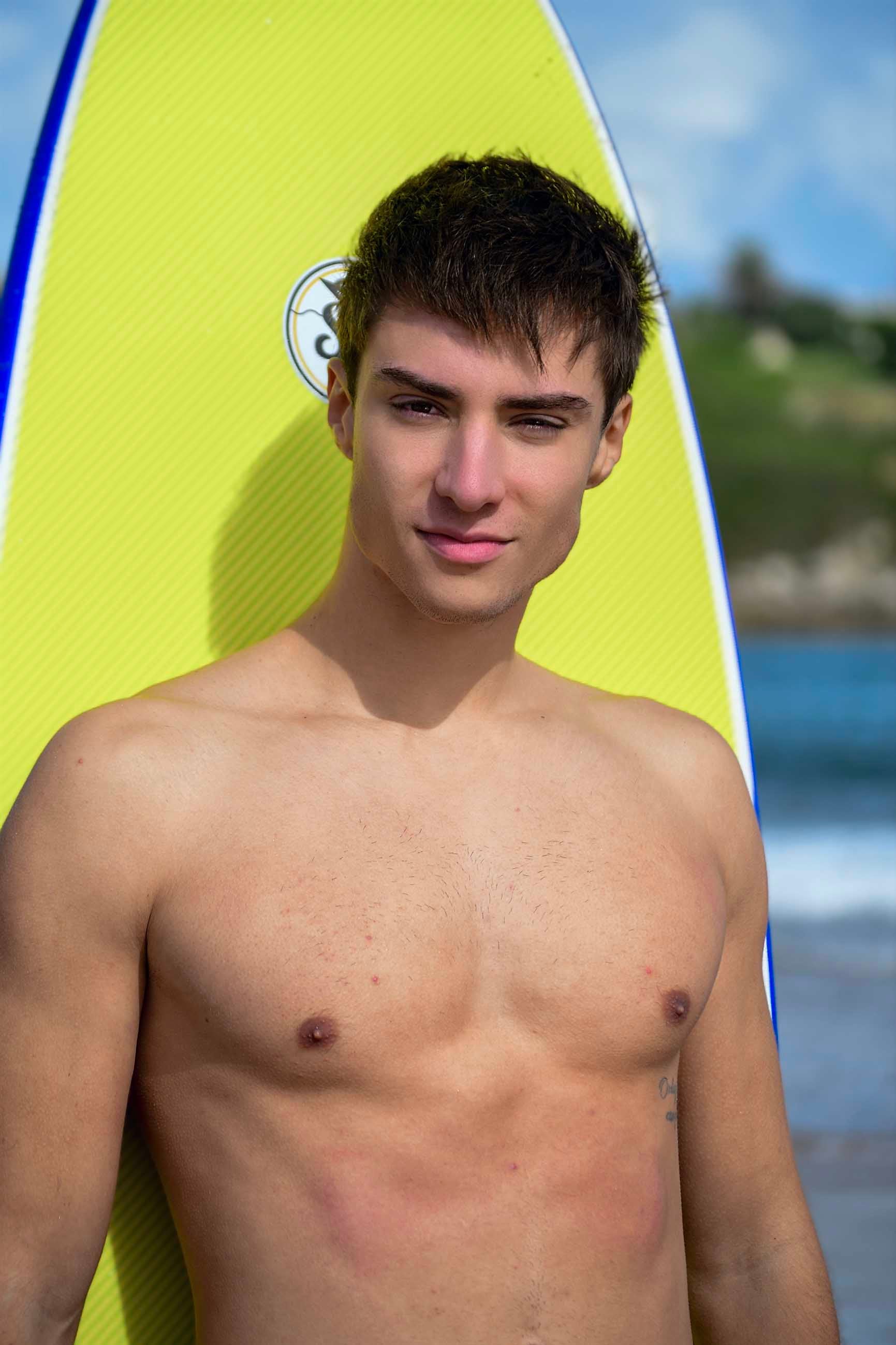 Rafa De La Vega, catalán de Premiá de Mar, tiene 19 años. Su novia, que en su momento fue Miss, le animó a participar en el certamen. Su próximo reto el certamen internacional en Santo Domingo (República Dominicana).