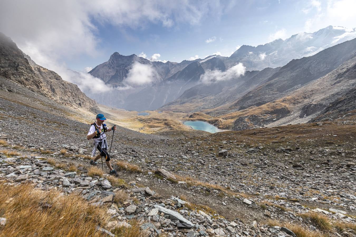 Es una de las carreras más emblemáticas del mundo del ultra trail por sus 330 kilómetros y 24.000 metros de desnivel positivo que recorre el valle italiano de Aosta. Bautizada por sus creadores como la Carrera de los Gigantes, presenta un extraordinario itinerario por las Vias Altas nº1 y 2 que recorren la falda de grandes cimas como el Mont Blanc, el Cervino, el Monte Rosa y el Gran Paradiso, atravesando hasta 25 collados por encima de los 2.000m de altitud. 