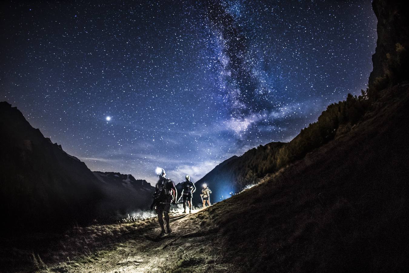 Es una de las carreras más emblemáticas del mundo del ultra trail por sus 330 kilómetros y 24.000 metros de desnivel positivo que recorre el valle italiano de Aosta. Bautizada por sus creadores como la Carrera de los Gigantes, presenta un extraordinario itinerario por las Vias Altas nº1 y 2 que recorren la falda de grandes cimas como el Mont Blanc, el Cervino, el Monte Rosa y el Gran Paradiso, atravesando hasta 25 collados por encima de los 2.000m de altitud. 