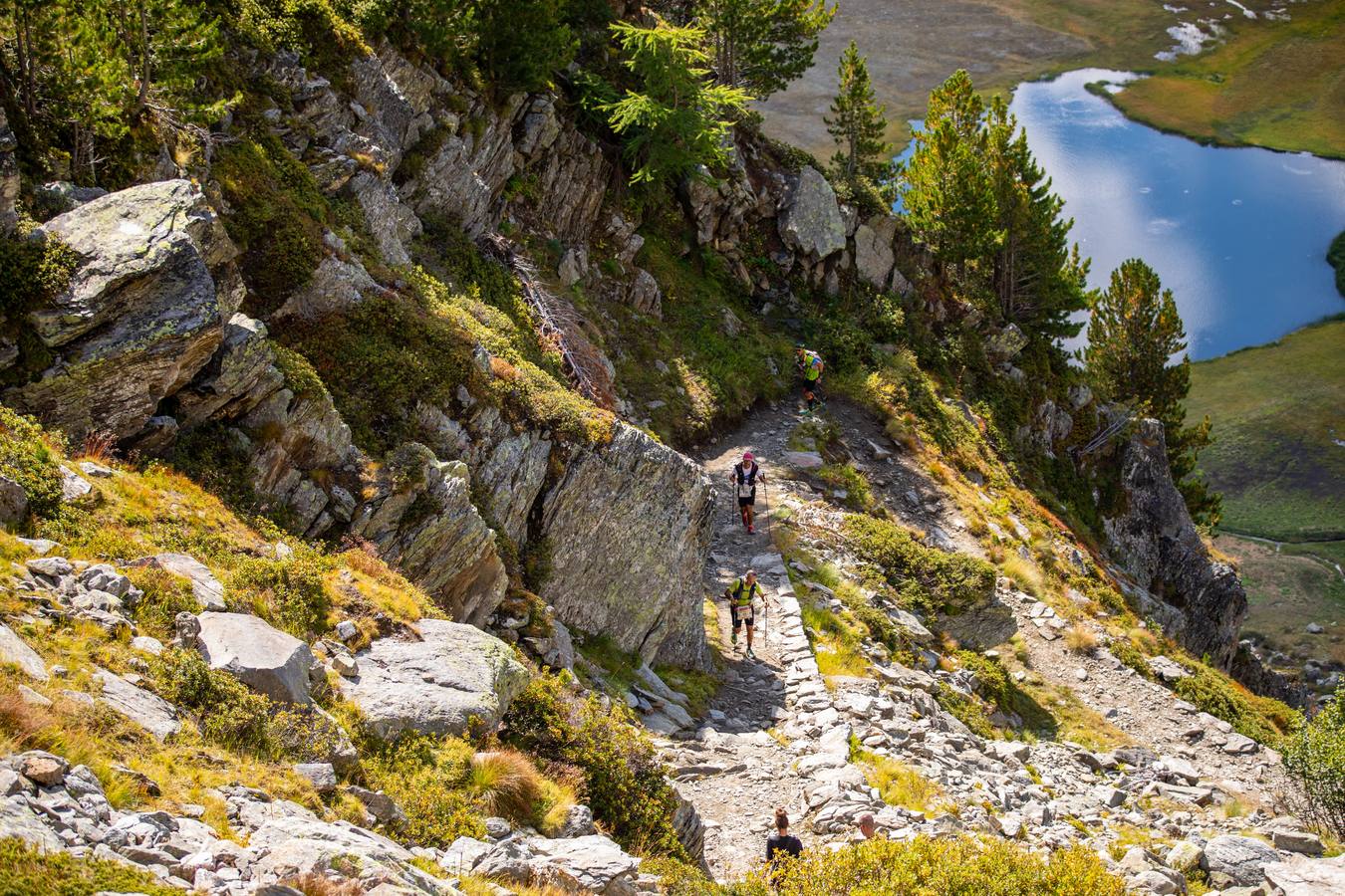 Es una de las carreras más emblemáticas del mundo del ultra trail por sus 330 kilómetros y 24.000 metros de desnivel positivo que recorre el valle italiano de Aosta. Bautizada por sus creadores como la Carrera de los Gigantes, presenta un extraordinario itinerario por las Vias Altas nº1 y 2 que recorren la falda de grandes cimas como el Mont Blanc, el Cervino, el Monte Rosa y el Gran Paradiso, atravesando hasta 25 collados por encima de los 2.000m de altitud. 