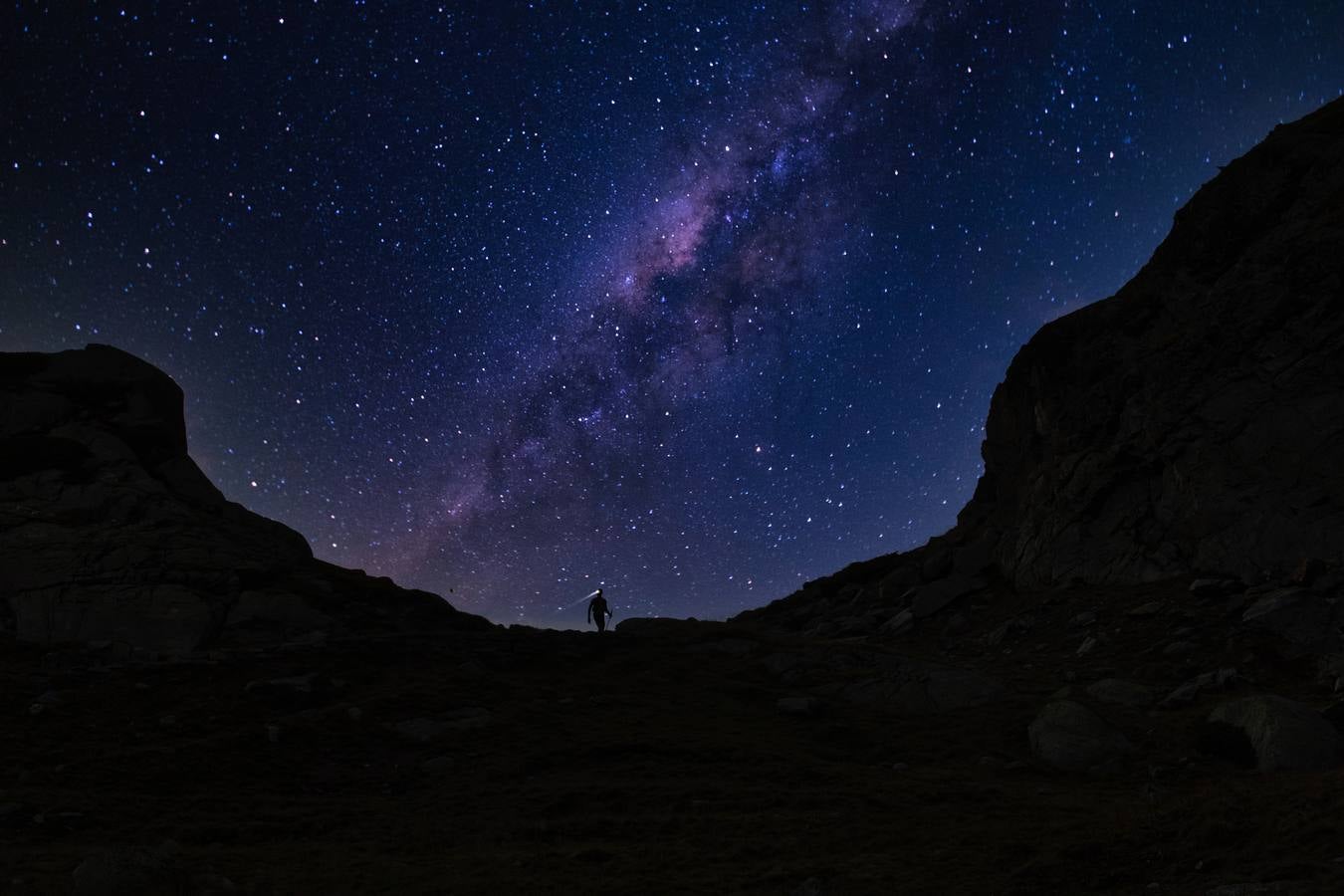 Es una de las carreras más emblemáticas del mundo del ultra trail por sus 330 kilómetros y 24.000 metros de desnivel positivo que recorre el valle italiano de Aosta. Bautizada por sus creadores como la Carrera de los Gigantes, presenta un extraordinario itinerario por las Vias Altas nº1 y 2 que recorren la falda de grandes cimas como el Mont Blanc, el Cervino, el Monte Rosa y el Gran Paradiso, atravesando hasta 25 collados por encima de los 2.000m de altitud. 