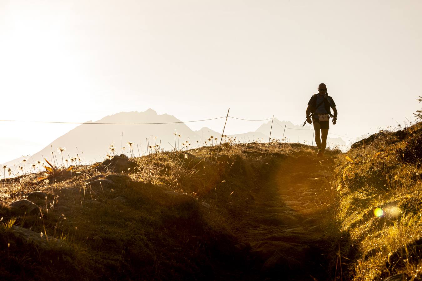 Es una de las carreras más emblemáticas del mundo del ultra trail por sus 330 kilómetros y 24.000 metros de desnivel positivo que recorre el valle italiano de Aosta. Bautizada por sus creadores como la Carrera de los Gigantes, presenta un extraordinario itinerario por las Vias Altas nº1 y 2 que recorren la falda de grandes cimas como el Mont Blanc, el Cervino, el Monte Rosa y el Gran Paradiso, atravesando hasta 25 collados por encima de los 2.000m de altitud. 