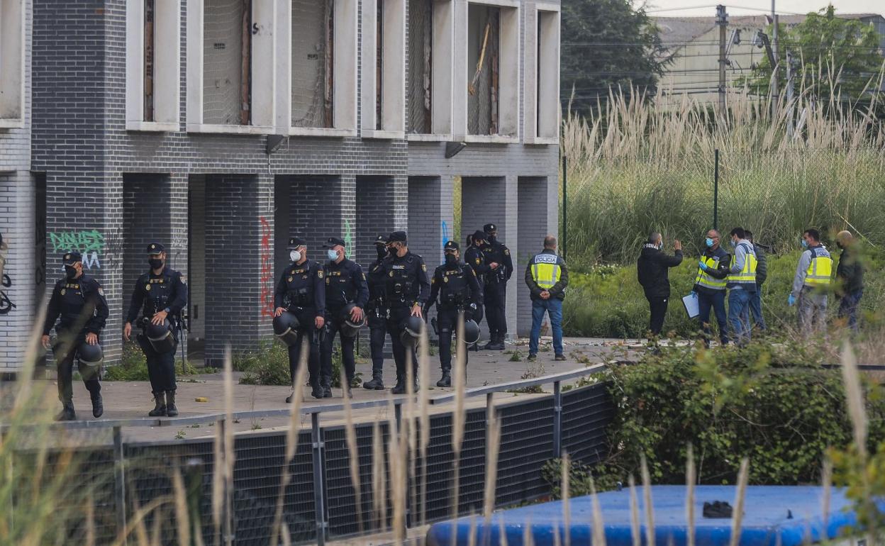 Imagen de la intervención policial en abril de este año en el edificio abandonado. 