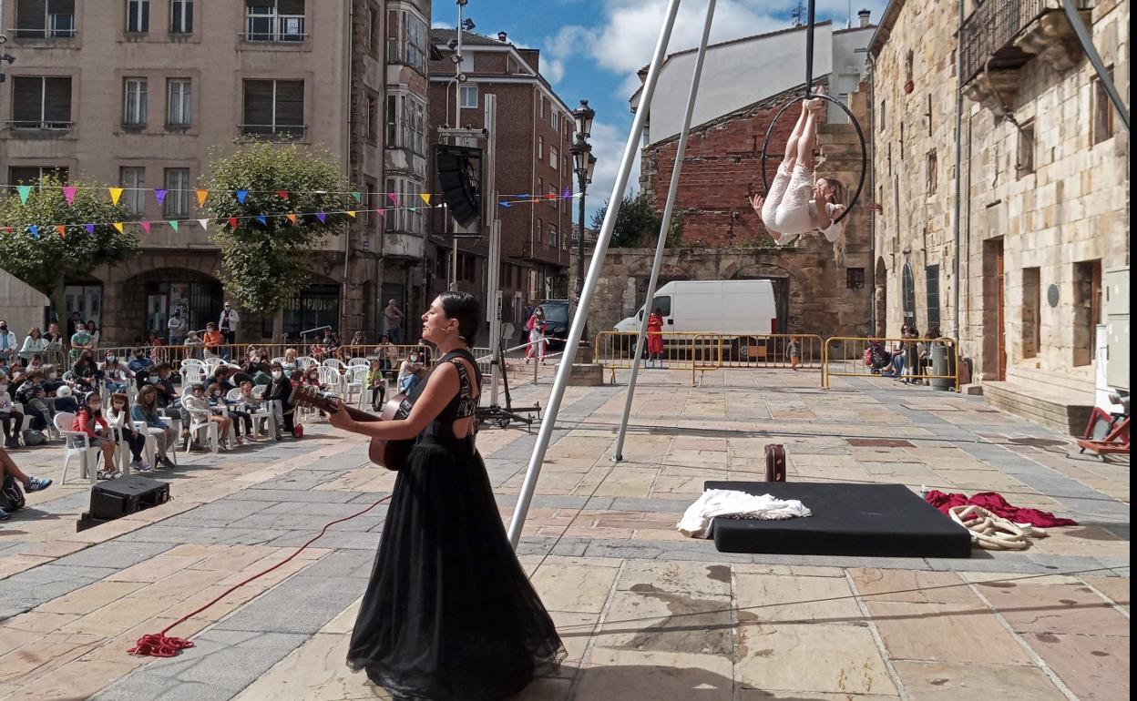 Un momento del espectáculo 'Teoría de Cuerdas' celebrado este domingo en la Plaza de España.