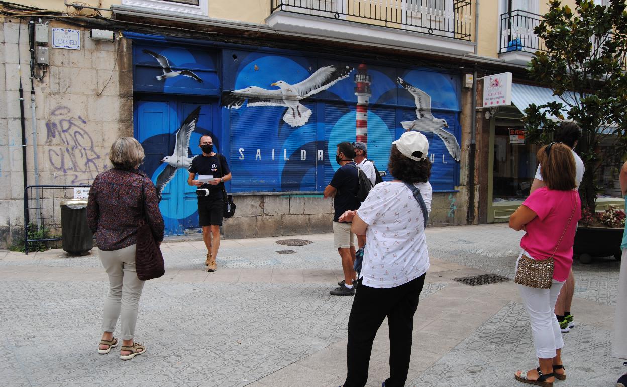 Una de las visitas guiadas por la Oficina de Turismo de Santoña este verano.