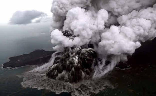 El volcán Krakatoa, en una de sus recientes actividades..