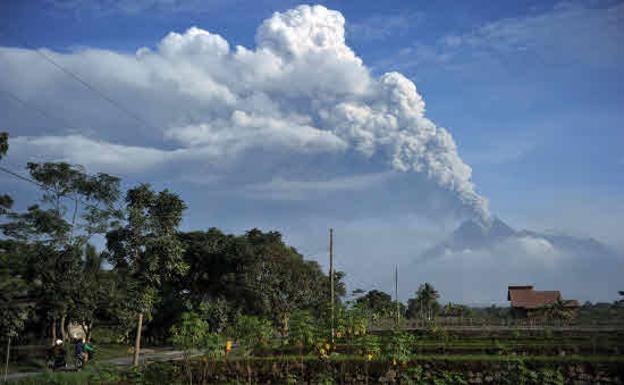 Gran cortina de humo ocasionada en la erupción del Merapi de 2010..