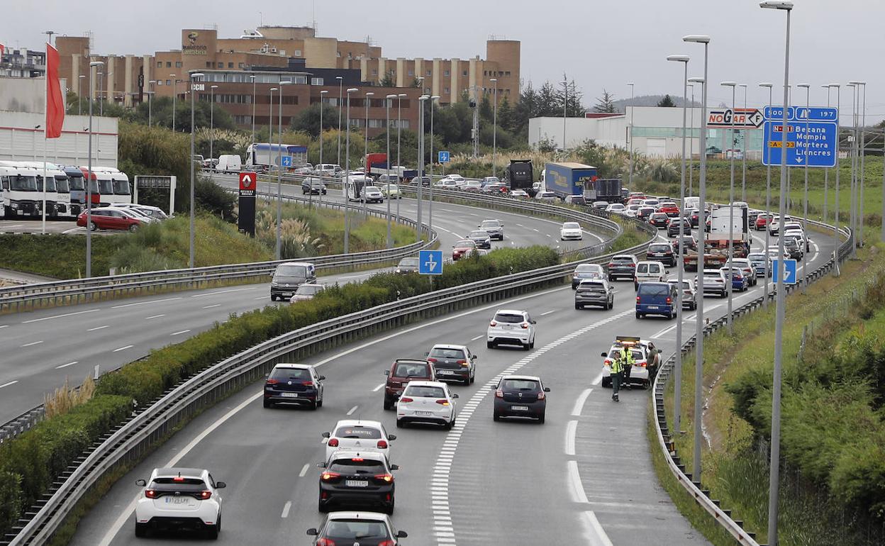 Fila de coches que se ha montado debido al accidente.