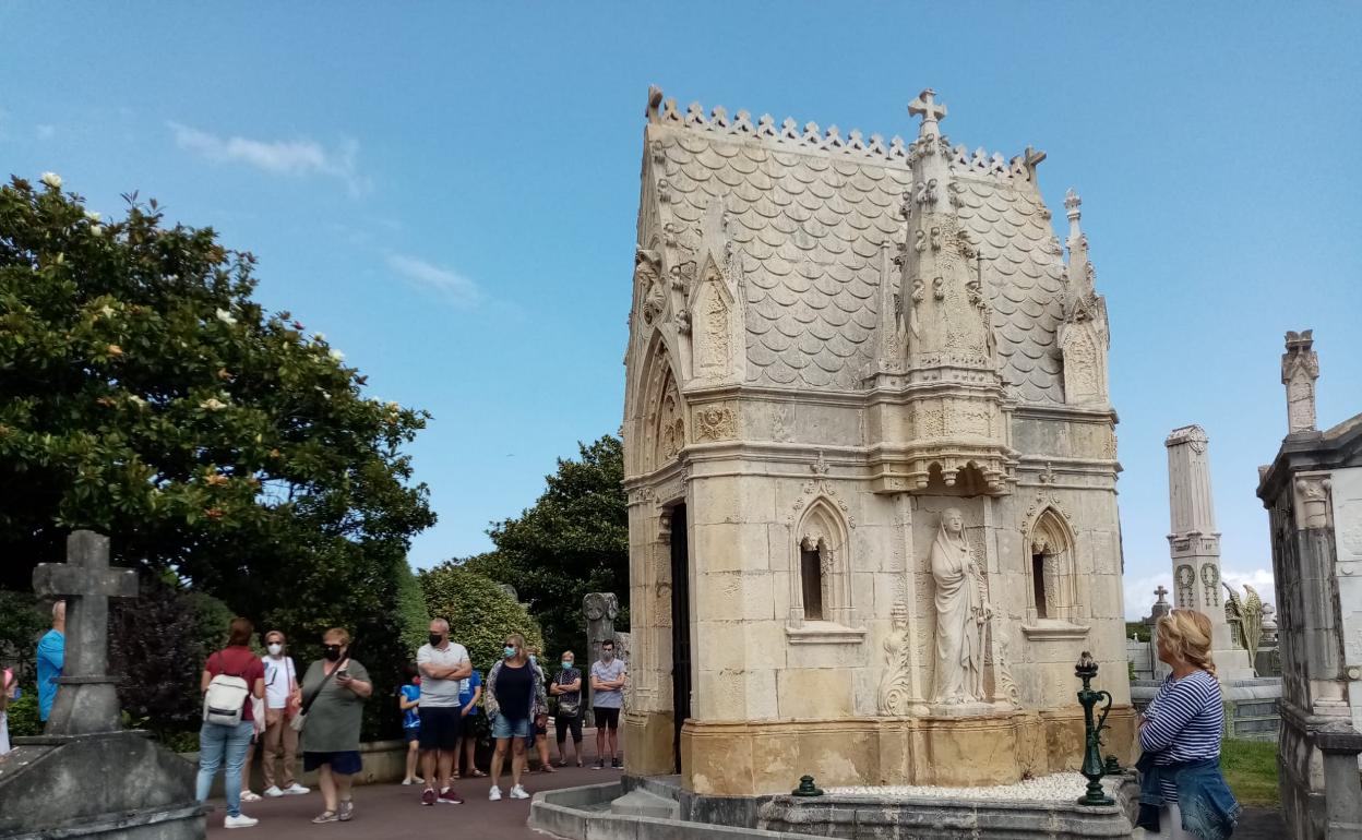 Un grupo de visitantes disfruta este verano del camposanto castreño.