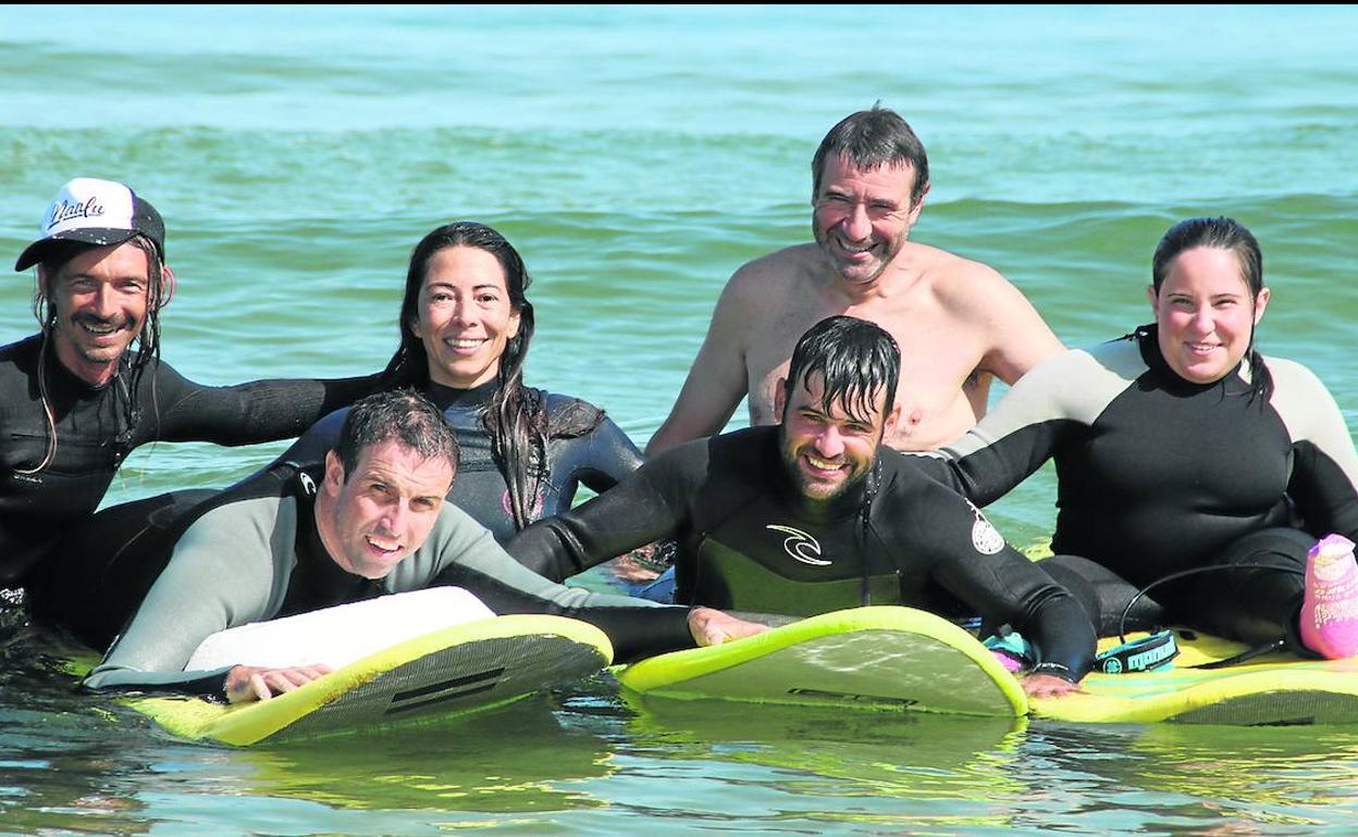 De izquierda a derecha, Thomas Heller, Héctor Salgado, Nancy Rojas, Isma Escalada, Javier Areitio (arriba) y Leire Areitio. 
