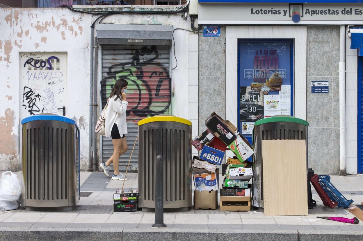 Basura acumulada junto a una papelera en una céntrica calle de Santander. roberto ruiz