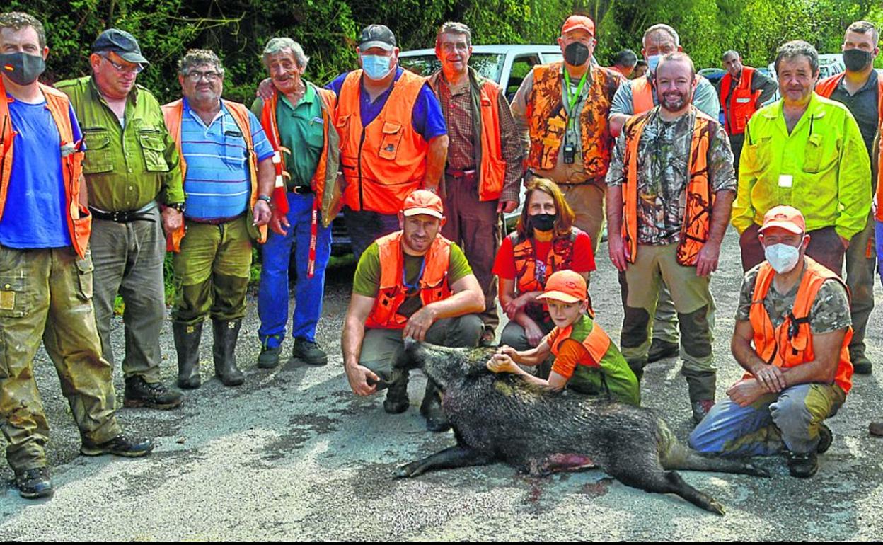 Miembros del coto de Valdáliga, con un jabalí cazado en el inicio de la presente temporada. 