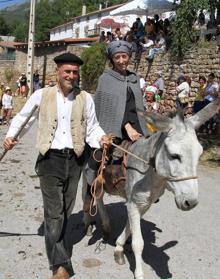 Imagen secundaria 2 - Abiada es uno de esos pueblos que ha sabido conservar su idiosincrasia. En él, cada año, se celebraba la popular 'pasá' o fiesta de los campanos; recuerda la antigua tradición en que los ganaderos bajaban de los puertos el ganado a los valles bajos para pasar el otoño