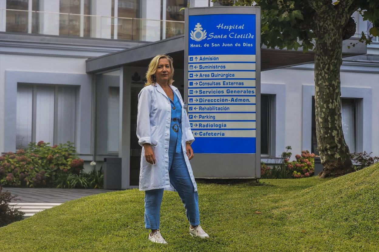 Rosa Fombellida, en el exterior del Hospital Santa Clotilde, en Santander. 